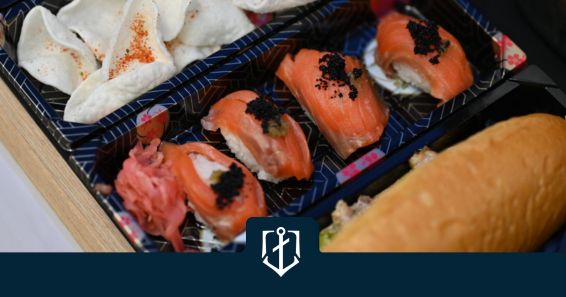 Нигири с пушена сьомгова пъстърва